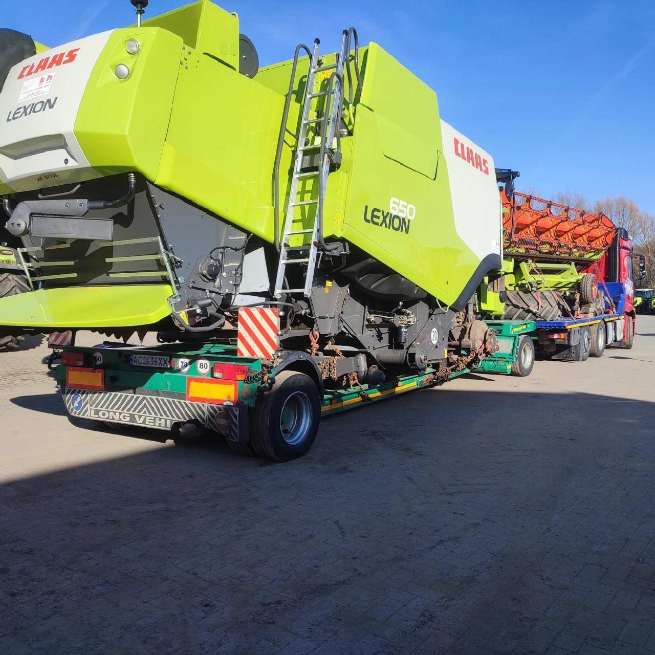 Комбайн Claas Lexion на тралі